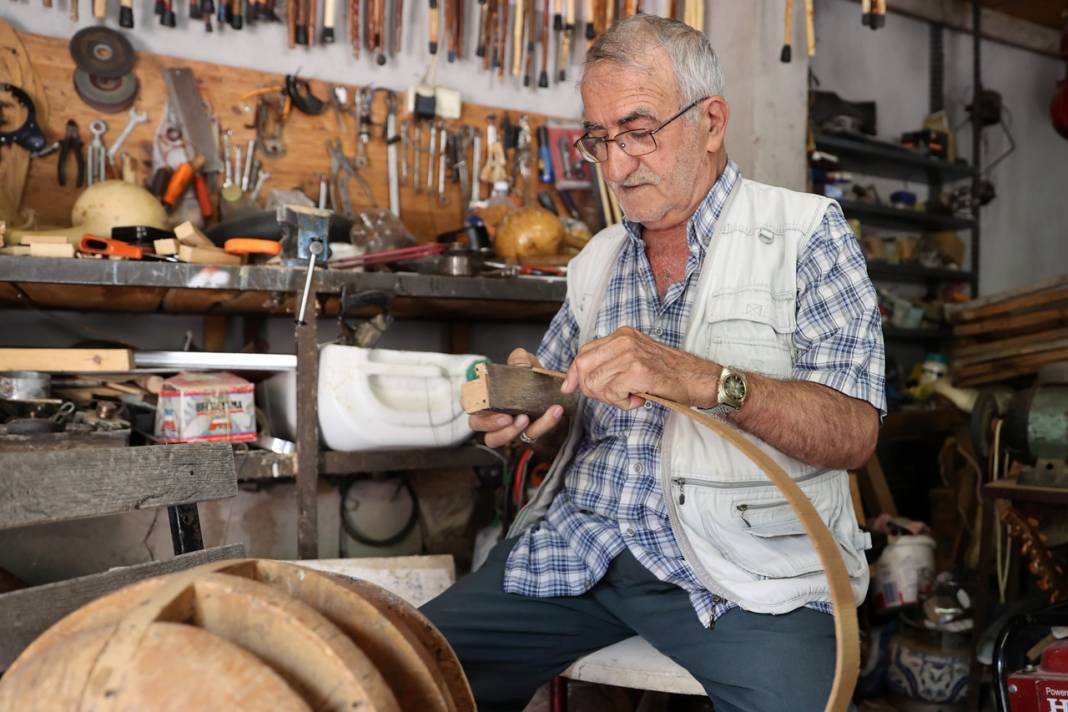 Konya'da yetenek abidesi! 75'lik amca enstrümanları hem yapıyor hem çalıyor 5